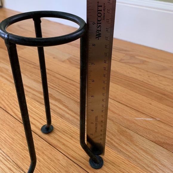 Metal Fluted Vase Holder - Picture 3 of 5